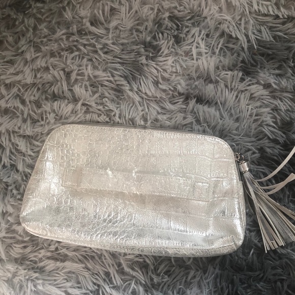 COPY - Silver Metallic Faux Leather Makeup Bag Cl… - Picture 3 of 3